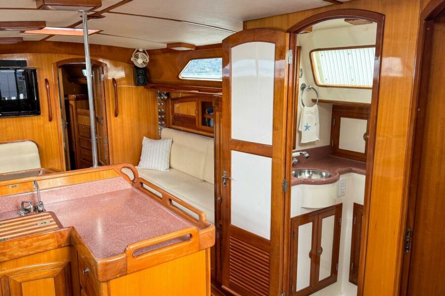 44' 2000 Outbound 44