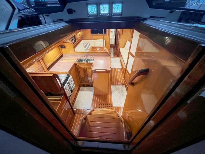 44' 2000 Outbound 44