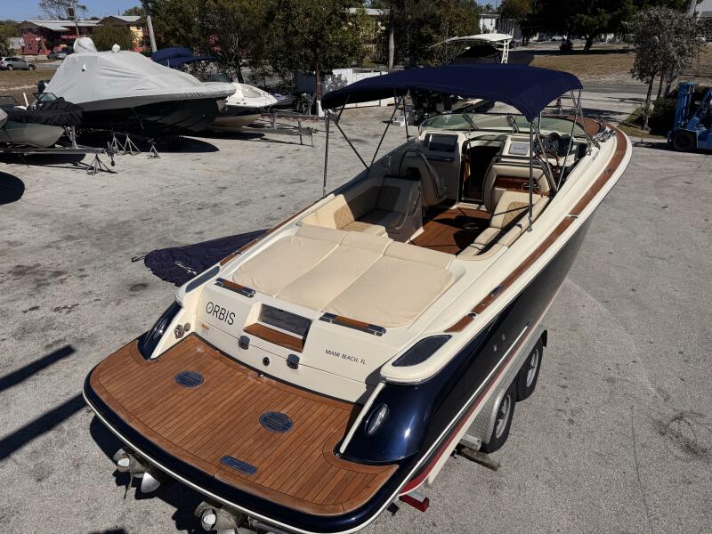 30' 2019 Chris-Craft 