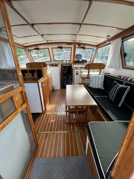 38' 1986 Wilbur Flybridge Cruiser