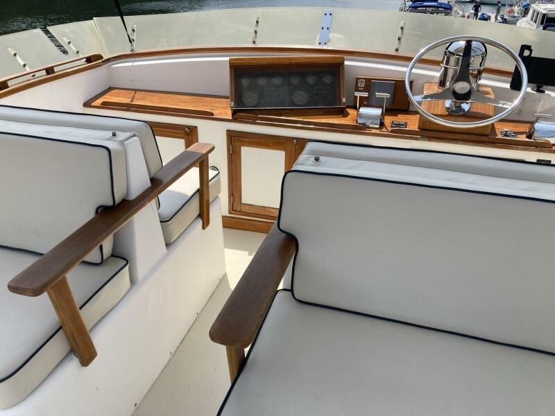 38' 1986 Wilbur Flybridge Cruiser