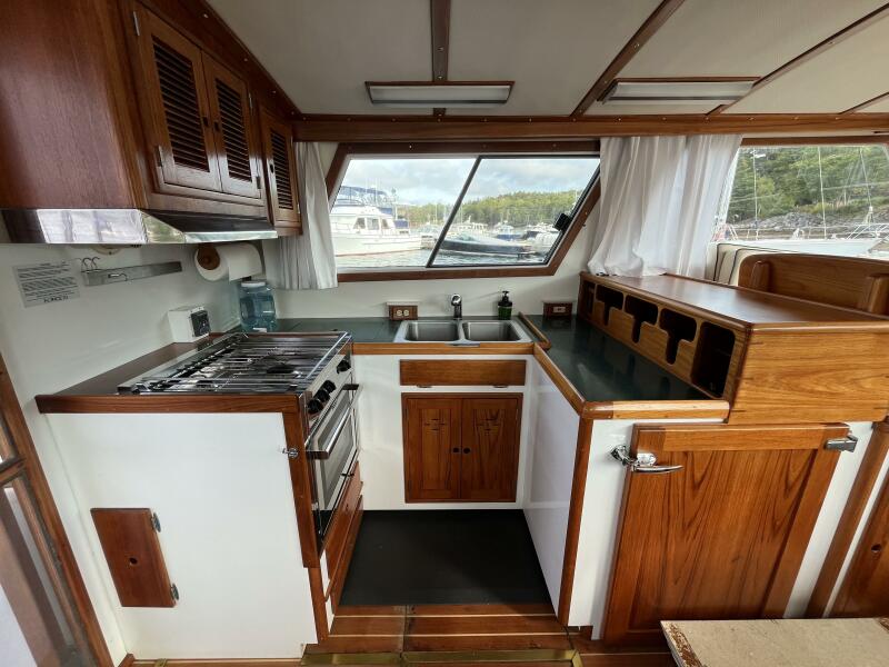 38' 1986 Wilbur Flybridge Cruiser
