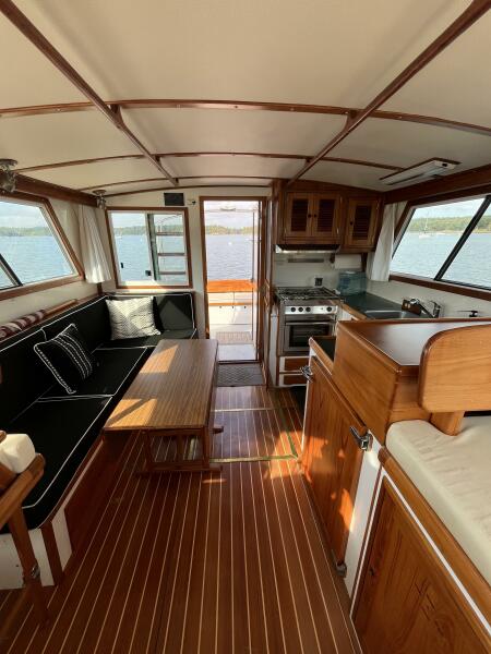 38' 1986 Wilbur Flybridge Cruiser