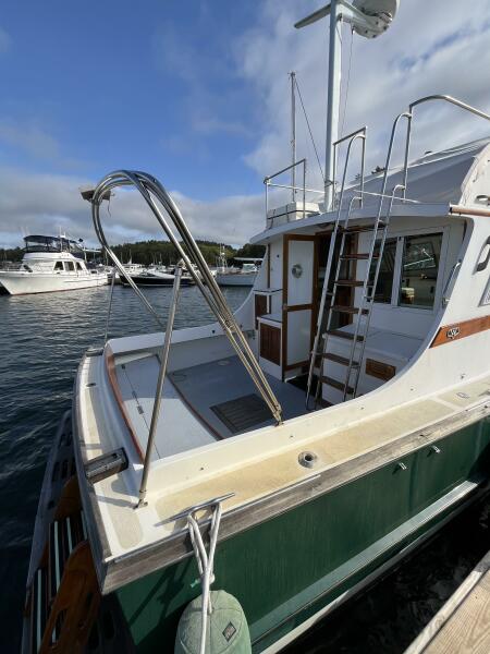 38' 1986 Wilbur Flybridge Cruiser