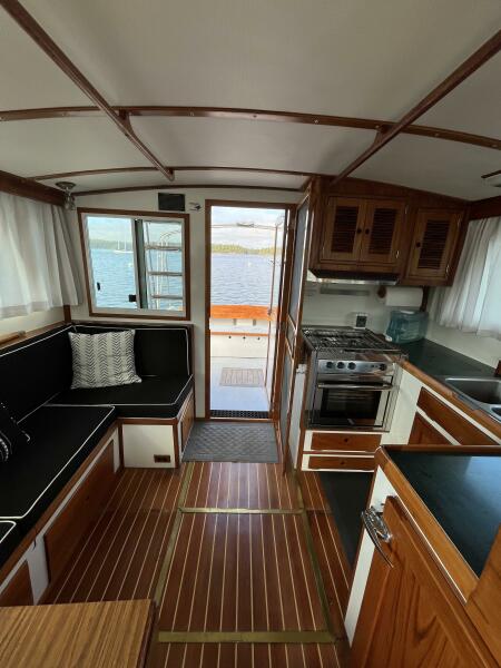 38' 1986 Wilbur Flybridge Cruiser