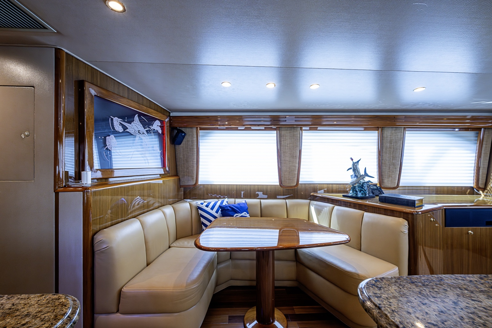 Viking 64 BIG BLUE - Salon