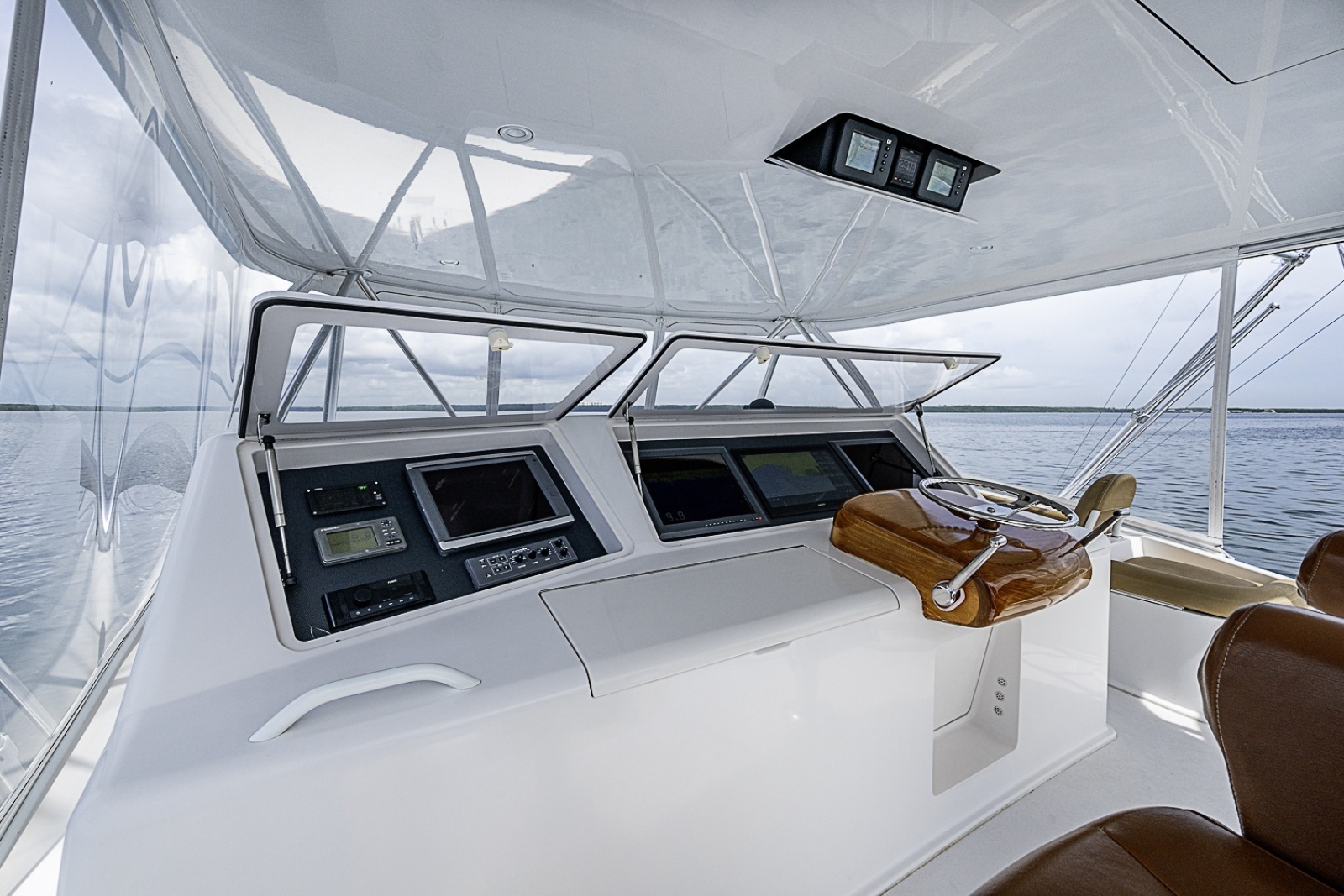 Viking 64 BIG BLUE - Flybridge Helm