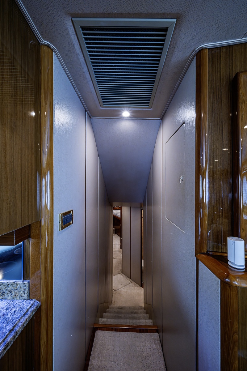 Viking 64 BIG BLUE - Companionway