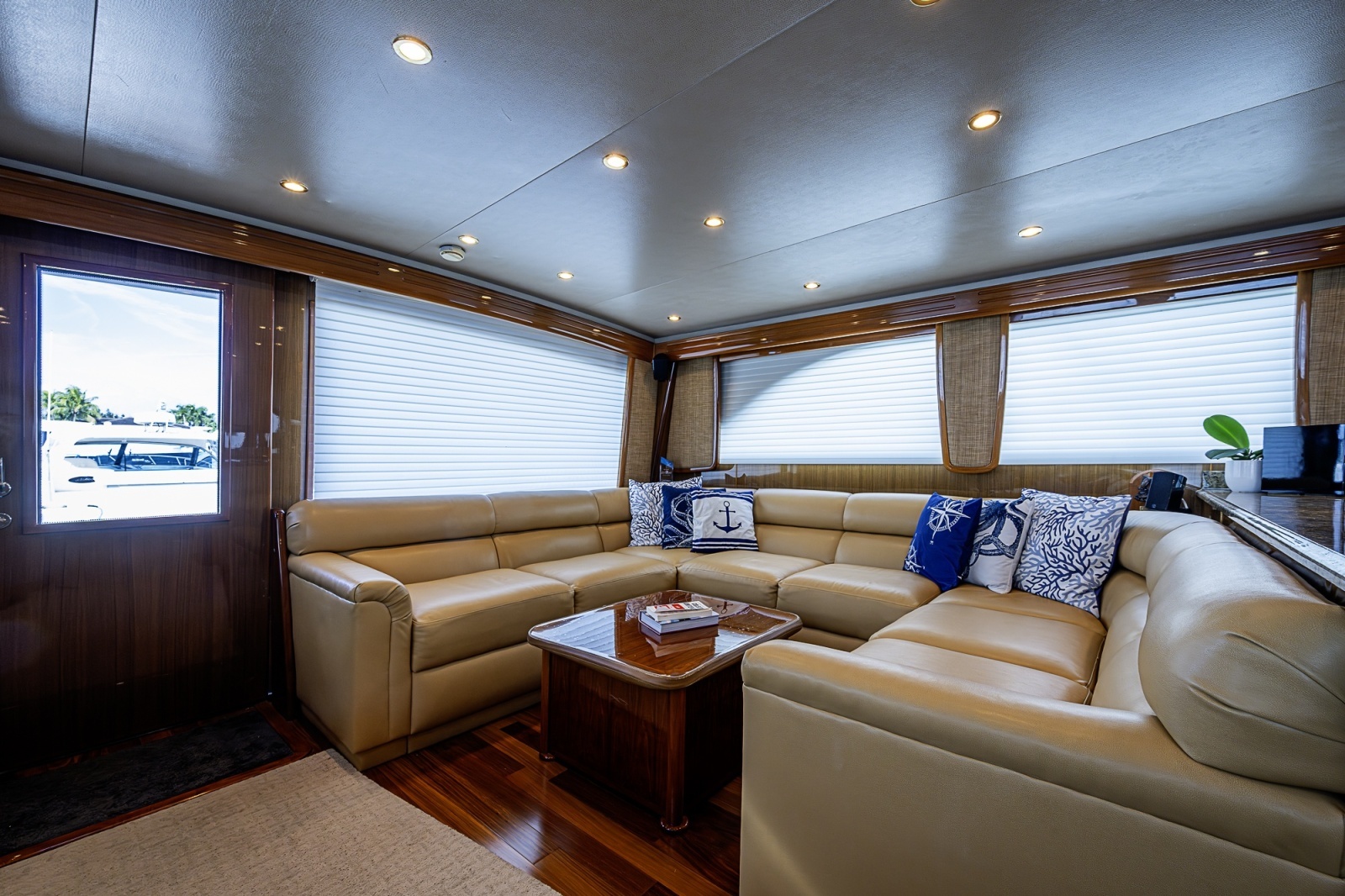 Viking 64 BIG BLUE - Salon