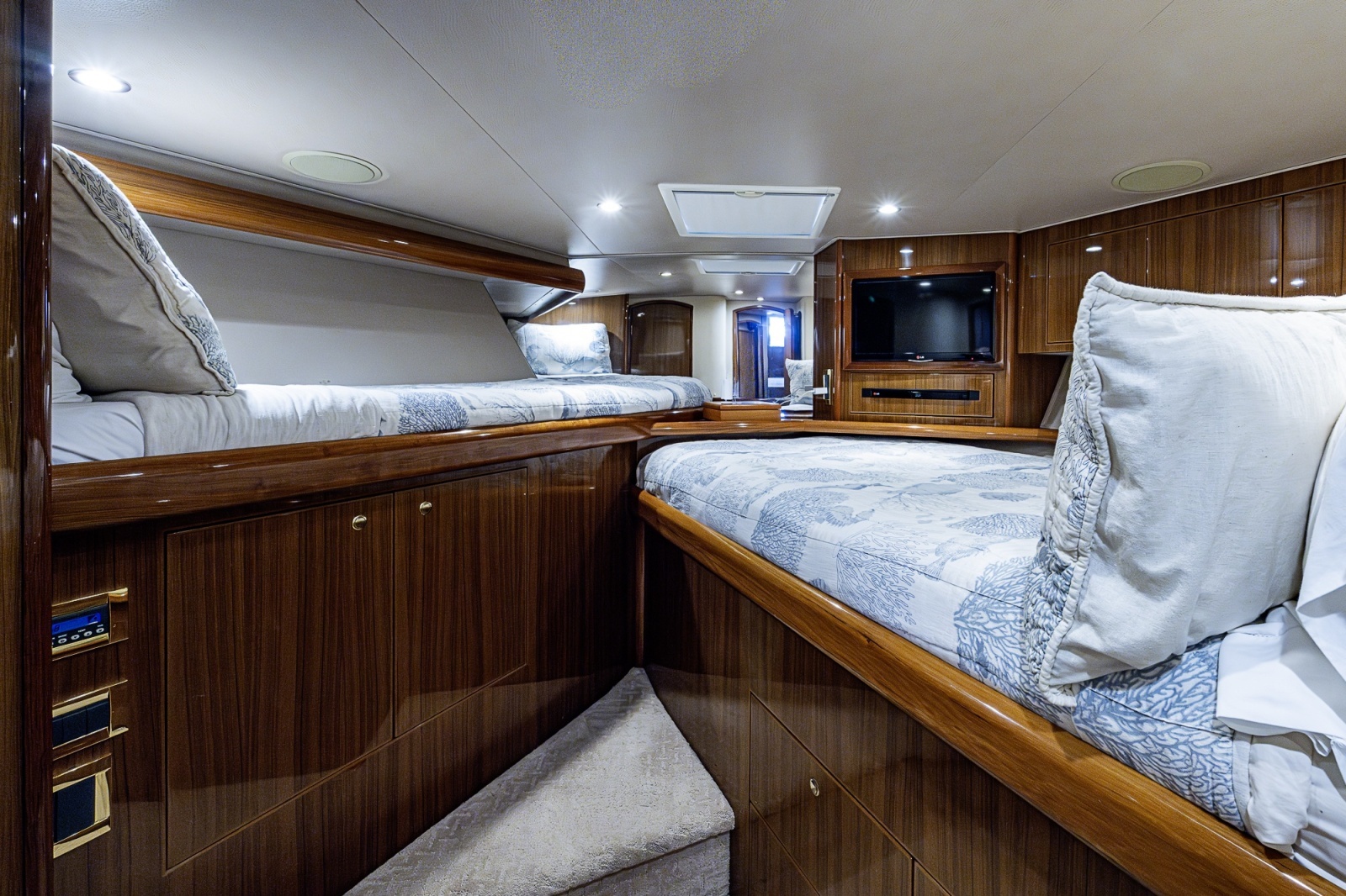 Viking 64 BIG BLUE - VIP Guest Stateroom