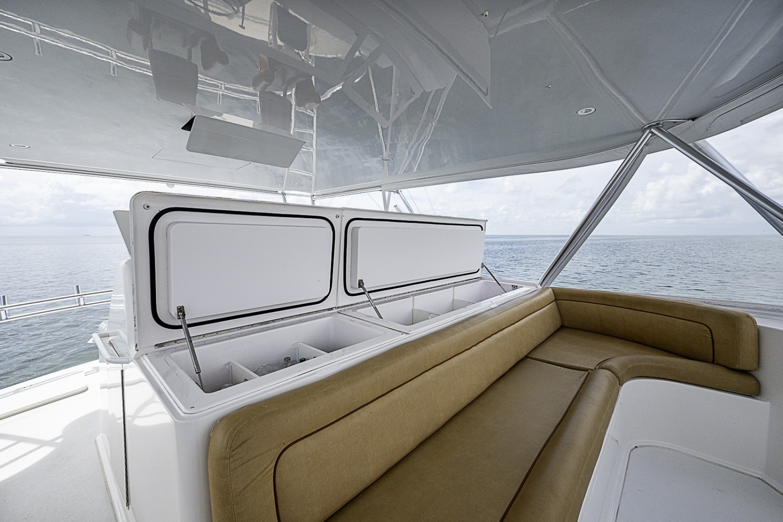 Viking 64 BIG BLUE - Flybridge Helm Seating