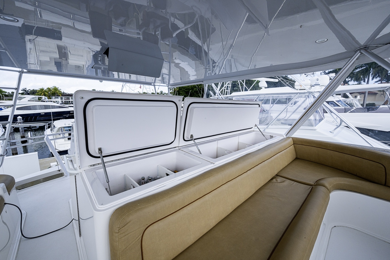 Viking 64 BIG BLUE - Flybridge Helm Seating
