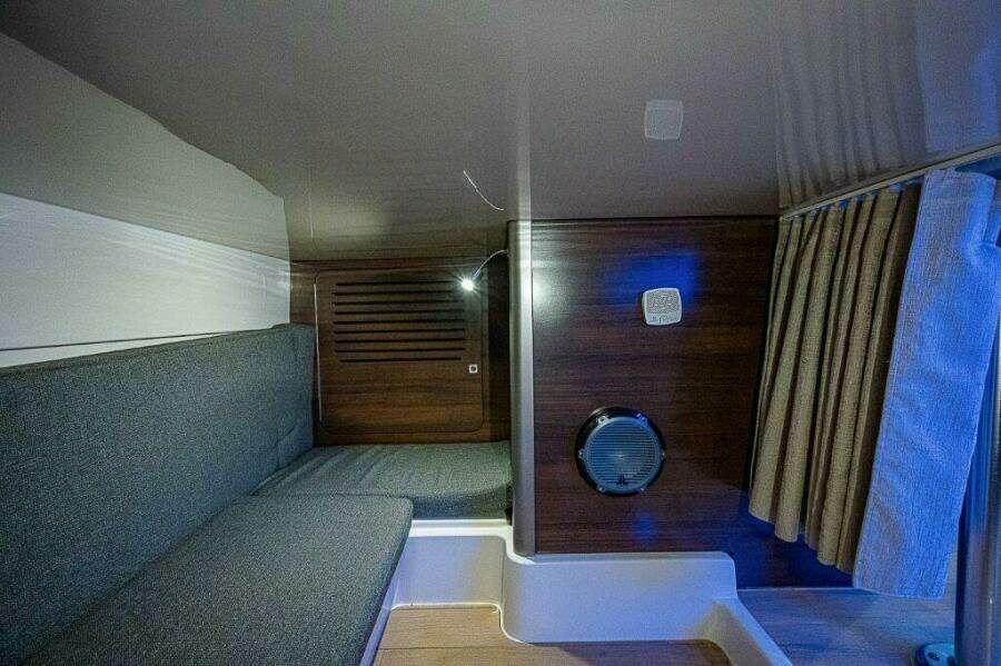 Boston Whaler 345 Conquest - Interior