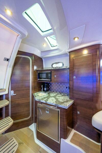 35' 2018 Boston Whaler 345 Conquest