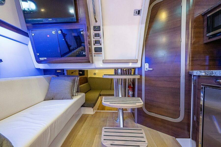 35' 2018 Boston Whaler 345 Conquest