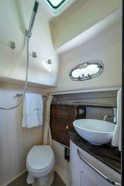 Boston Whaler 345 Conquest - Head