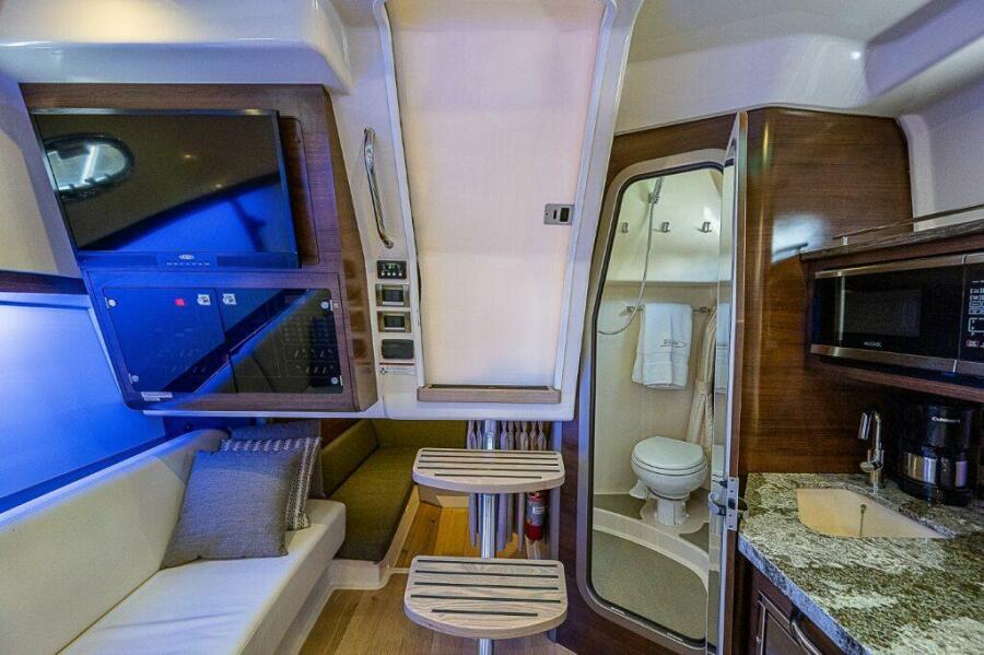 35' 2018 Boston Whaler 345 Conquest