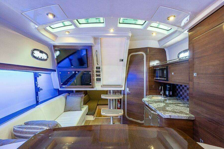Boston Whaler 345 Conquest - Interior