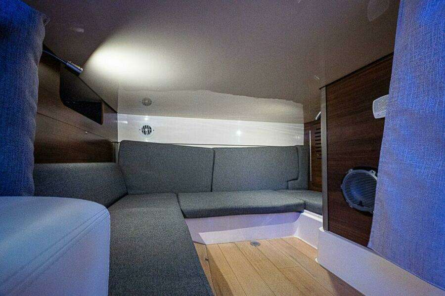 Boston Whaler 345 Conquest - Interior