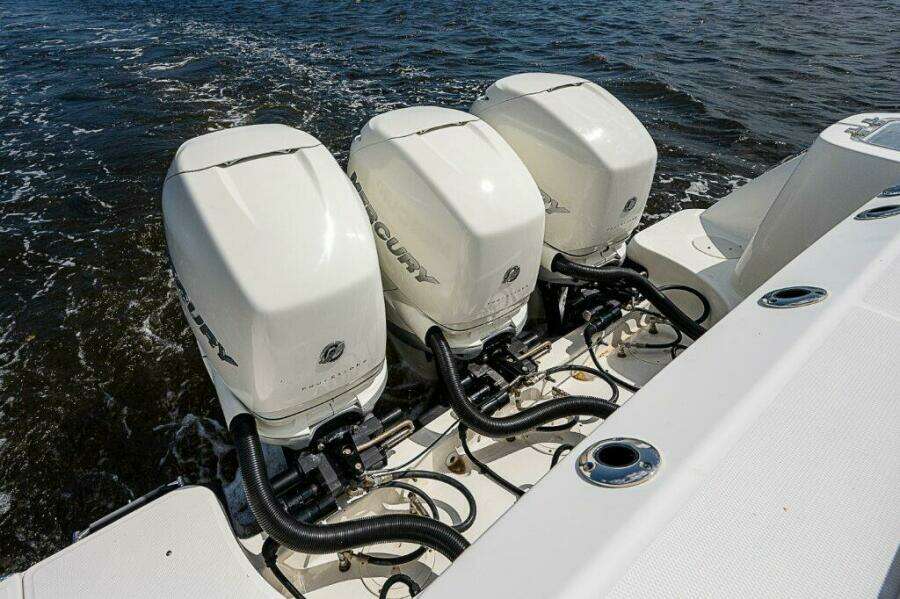 Boston Whaler 345 Conquest - Triple Outboard Engines