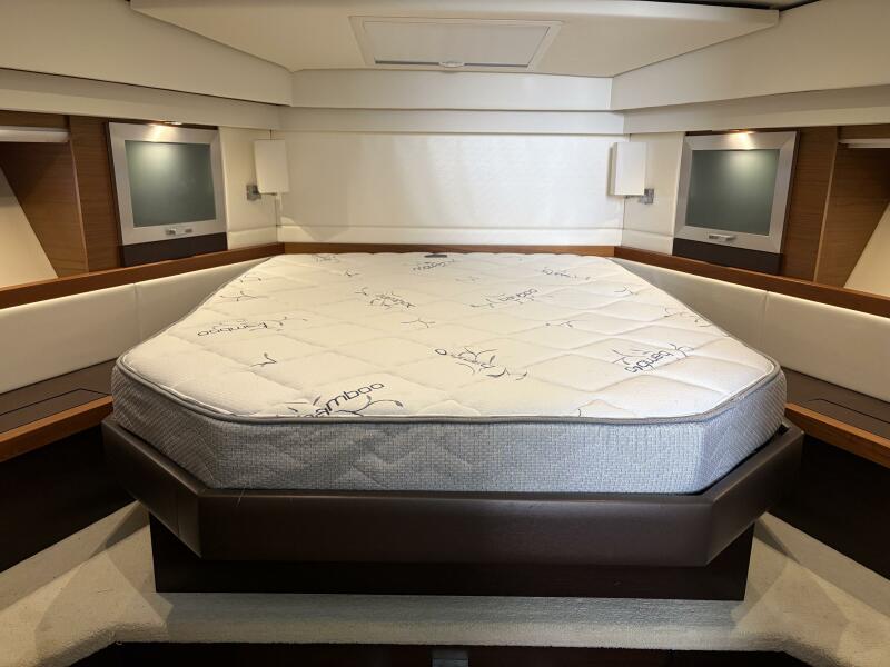 44' 2016 Tiara Yachts C44 Coupe