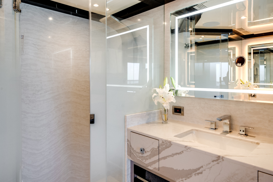 120' 2022 Ocean Alexander 37 L