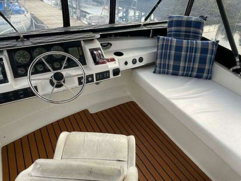 30ft Bayliner Yacht For Sale