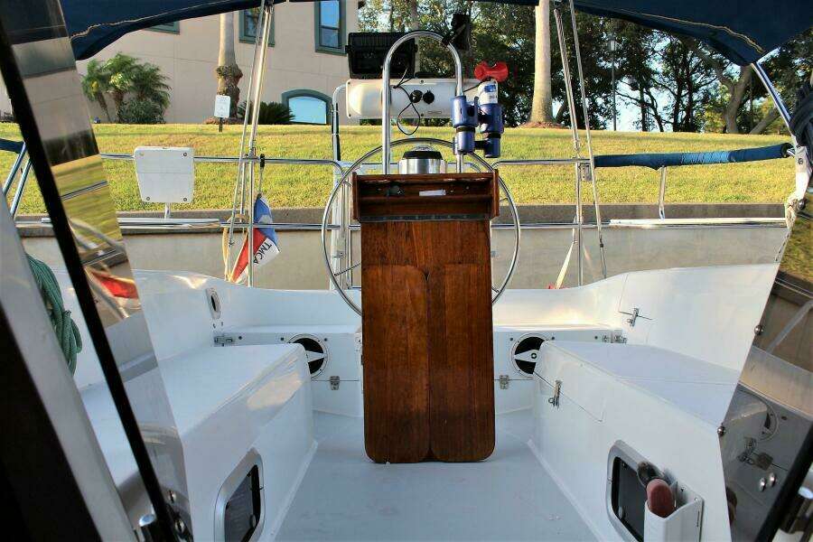 HUZZAH 32ft Catalina Yacht For Sale