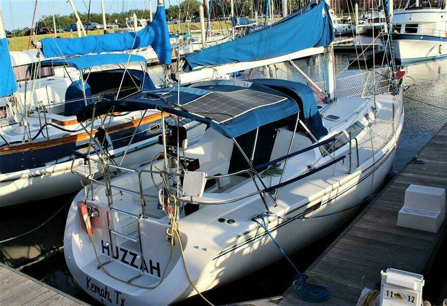 HUZZAH 32ft Catalina Yacht For Sale