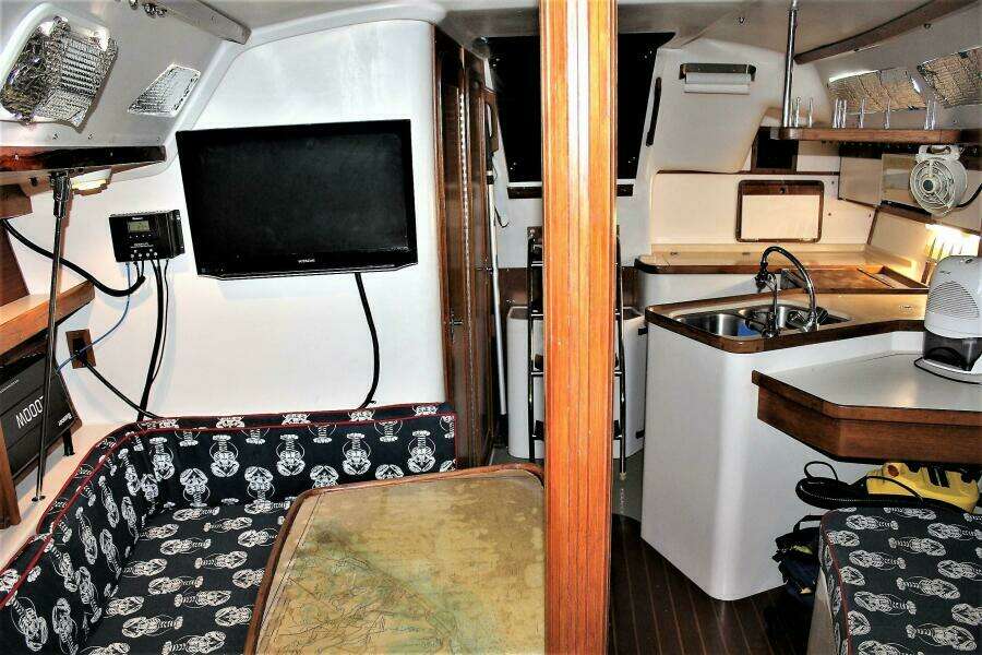 HUZZAH 32ft Catalina Yacht For Sale