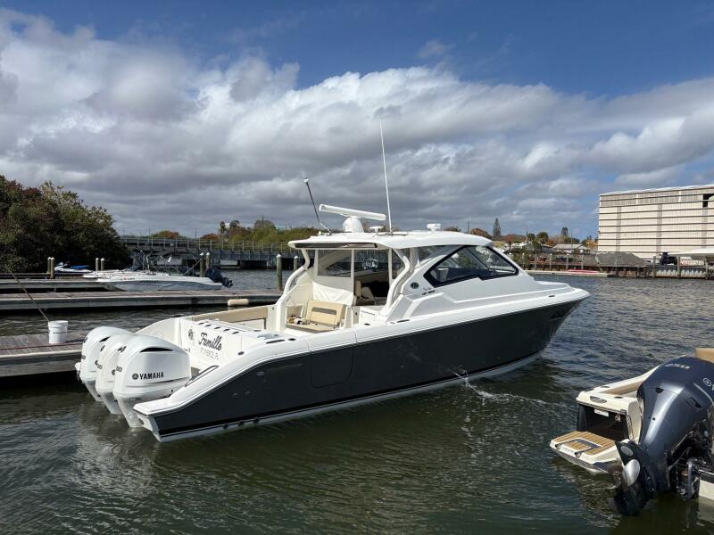 36' 2020 Pursuit 365 DC