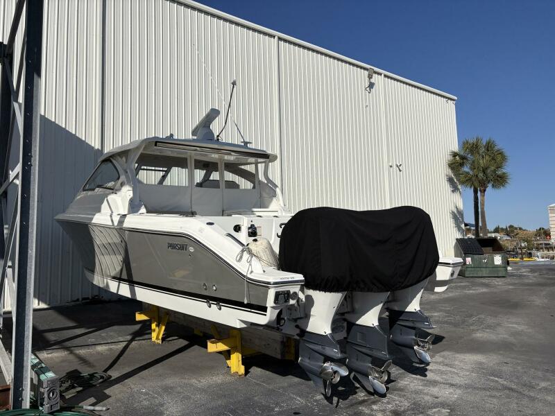 36' 2020 Pursuit 365 DC