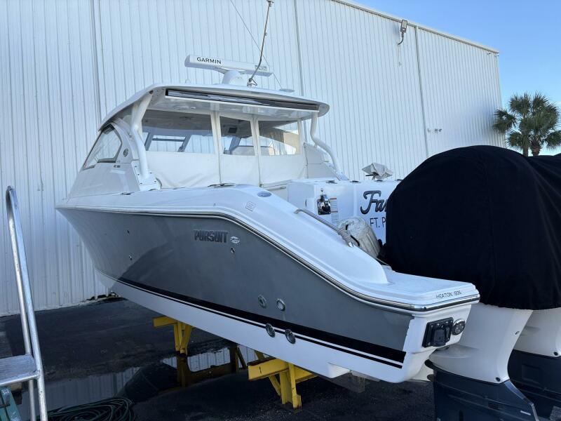 36' 2020 Pursuit 365 DC