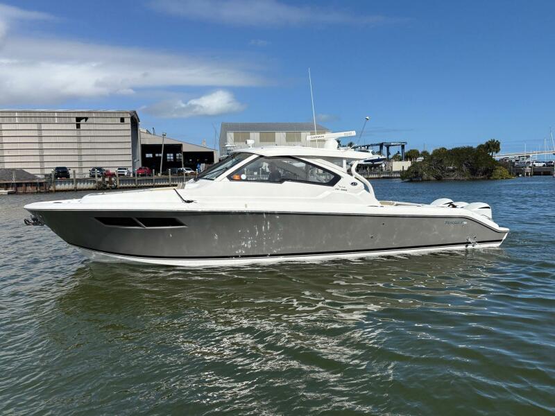 36' 2020 Pursuit 365 DC