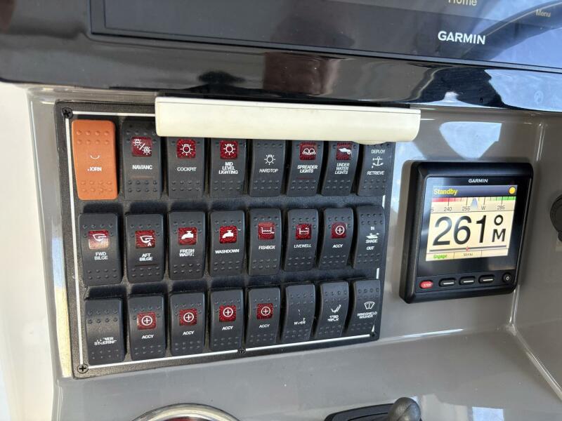 36' 2020 Pursuit 365 DC