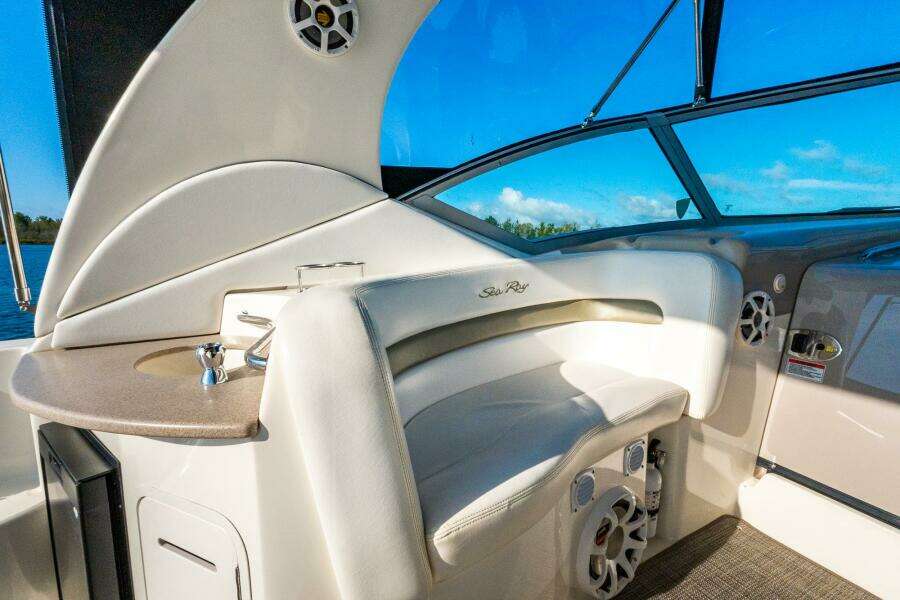 32ft Sea Ray Yacht For Sale