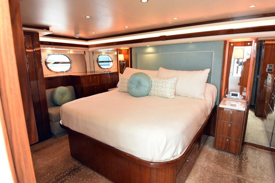 80' 2019 Viking 80 Skybridge