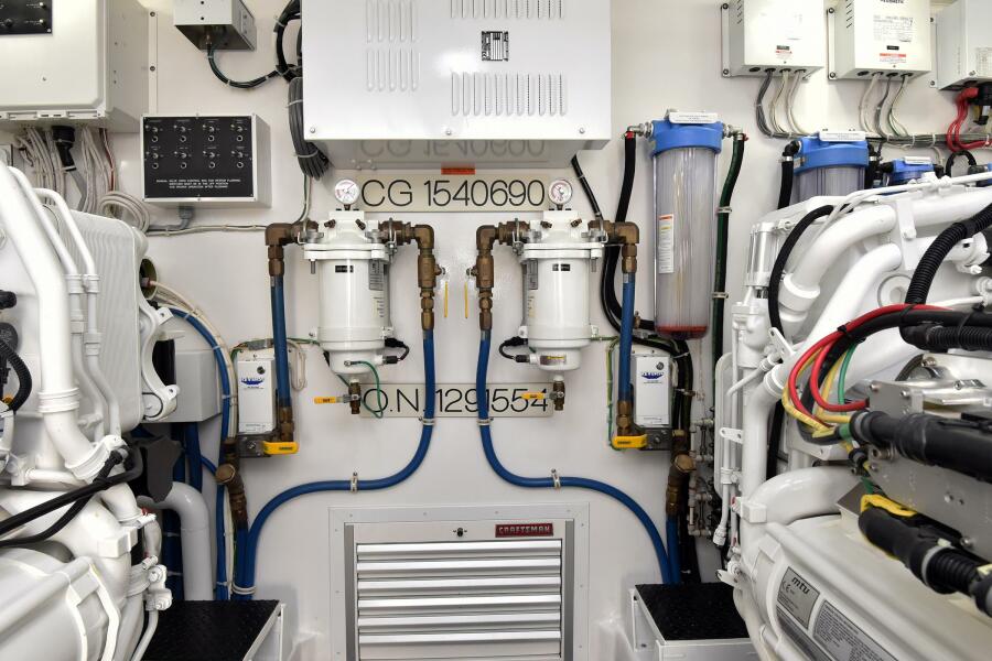 80' 2019 Viking 80 Skybridge