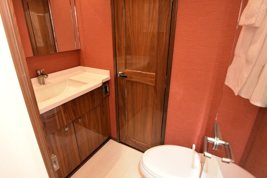 80' 2019 Viking 80 Skybridge