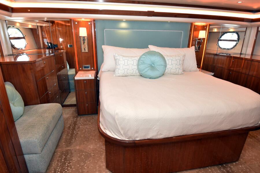 80' 2019 Viking 80 Skybridge