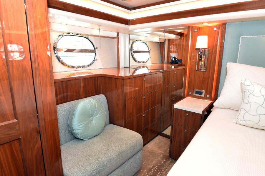 80' 2019 Viking 80 Skybridge