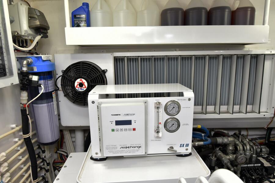 80' 2019 Viking 80 Skybridge