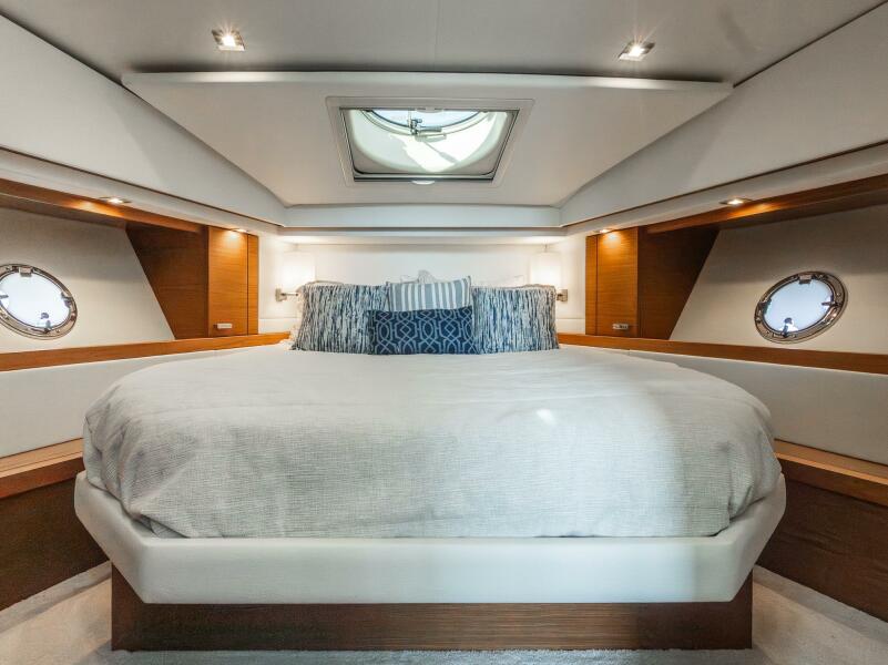 39' 2022 Tiara Yachts 39 Coupe
