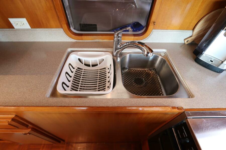 49' 2005 DeFever Cockpit Motor Yacht