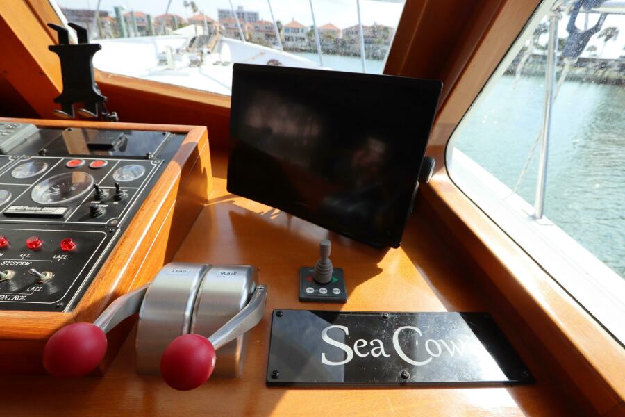 49' 2005 DeFever Cockpit Motor Yacht