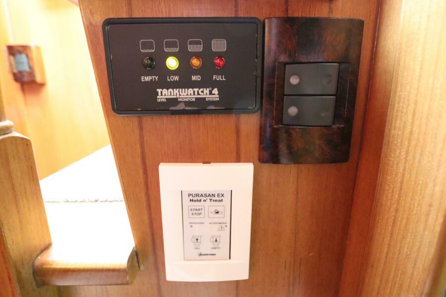 49' 2005 DeFever Cockpit Motor Yacht