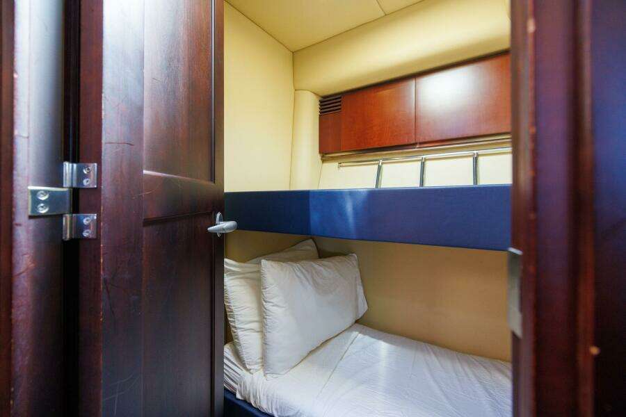 2006 52 Sea Ray Sedan Bridge Zoe Grace Guest Stateroom (2)