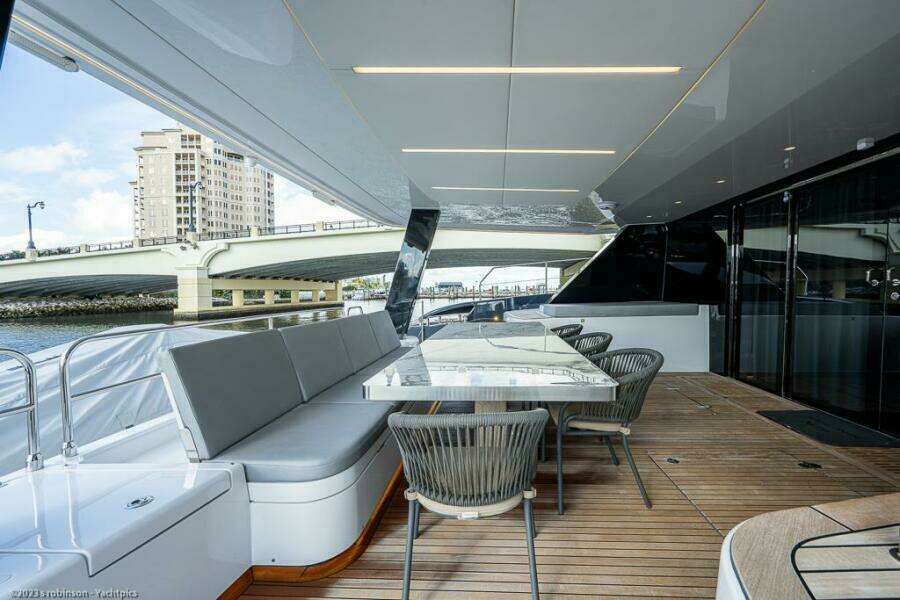 Sunreef 60 NERO- Cockpit