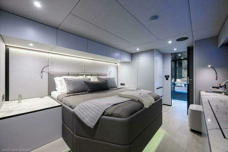 Sunreef 60 NERO- Port Master Cabin