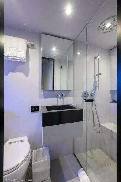 Sunreef 60 NERO- Head